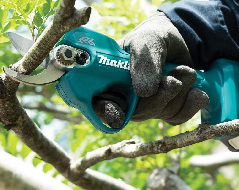 กรรไกรตัดกิ่งไร้สาย MAKITA UP100DSMJ 12V พร้อมแบตเตอรี่และแท่นชาร์จ ตัดสูงสุด 25 มม 