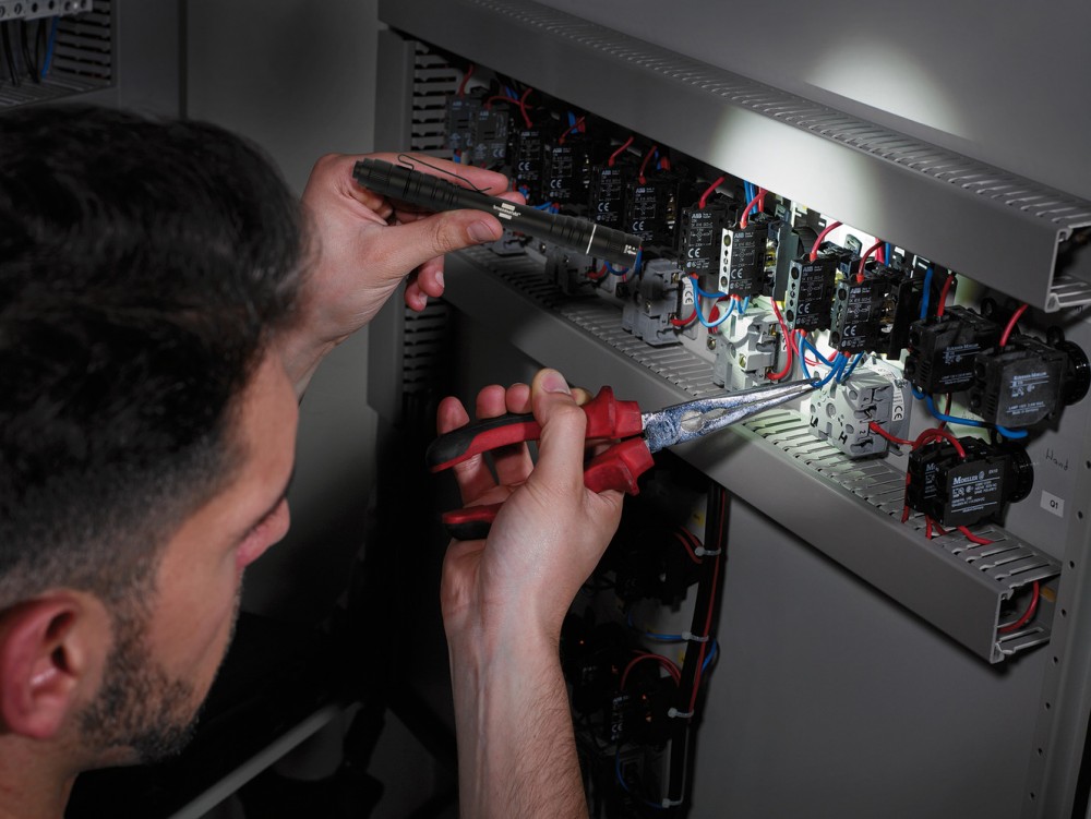 ไฟฉาย LED BRENNENSTUHL LuxPremium TL 210 F การป้องกัน IP44 ความสว่าง 180 ลูเมน