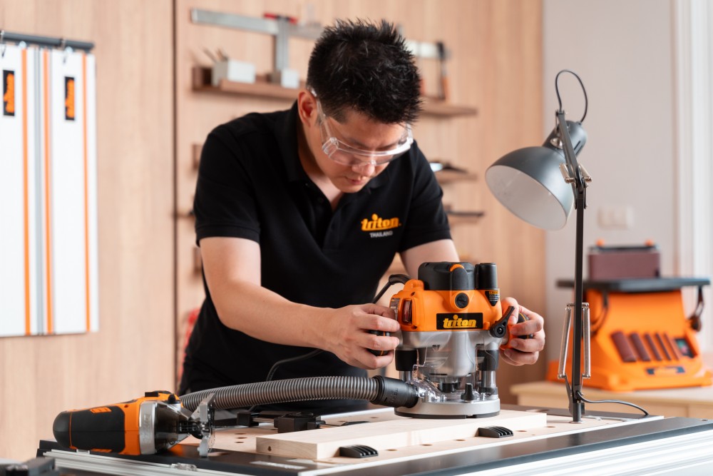 เครื่องเซาะร่องไม้ เร้าเตอร์ 2 แรงม้า Triton 1400W Dual Mode Plunge Router