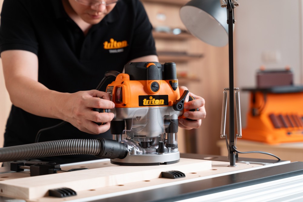 เครื่องเซาะร่องไม้ เร้าเตอร์ 2 แรงม้า Triton 1400W Dual Mode Plunge Router
