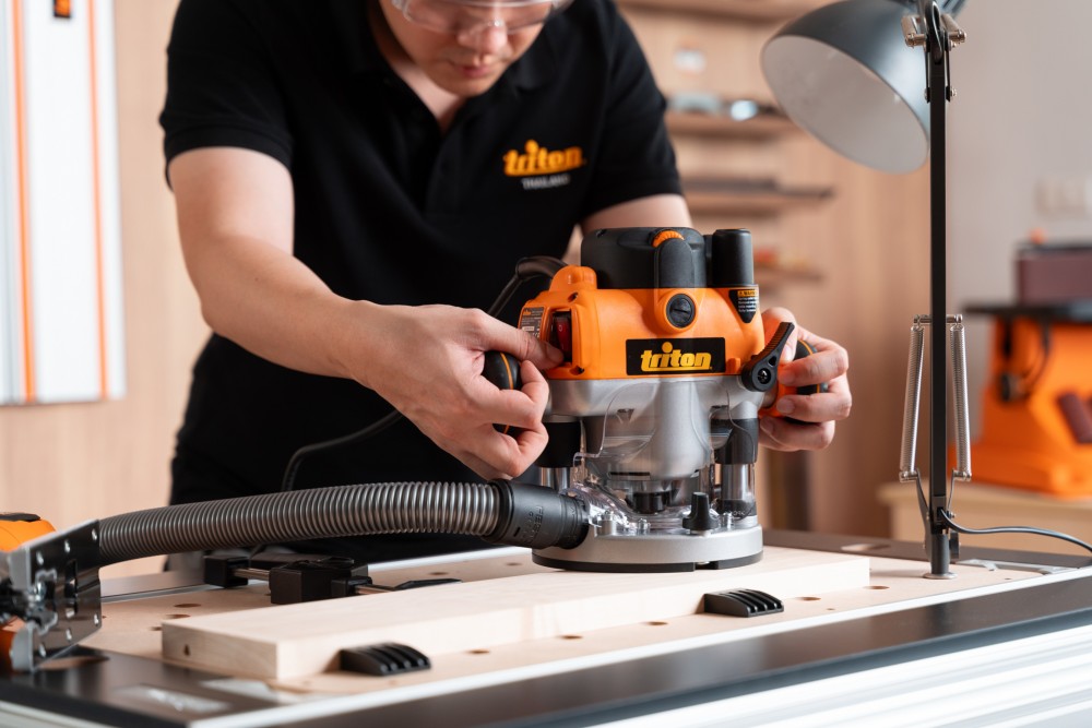 เครื่องเซาะร่องไม้ เร้าเตอร์ 2 แรงม้า Triton 1400W Dual Mode Plunge Router