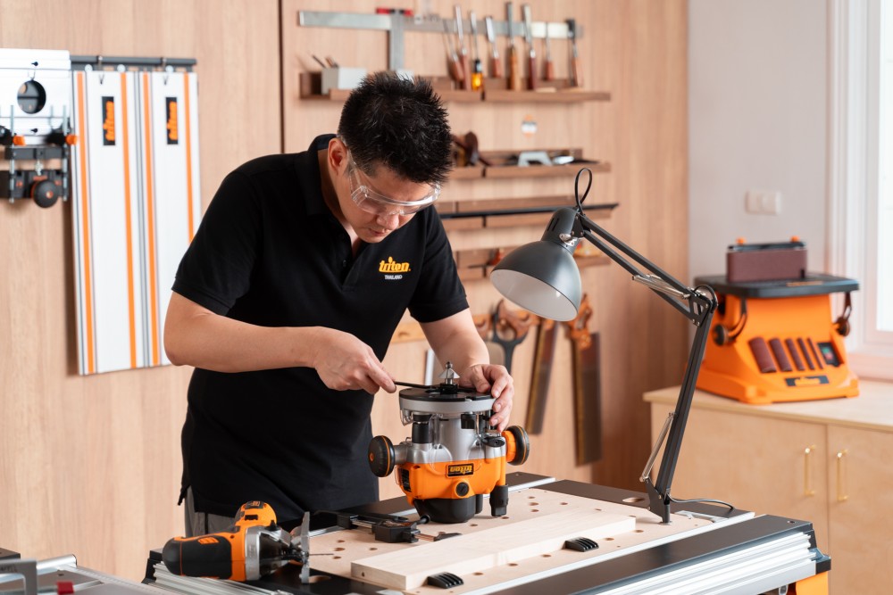 เครื่องเซาะร่องไม้ เร้าเตอร์ 2 แรงม้า Triton 1400W Dual Mode Plunge Router