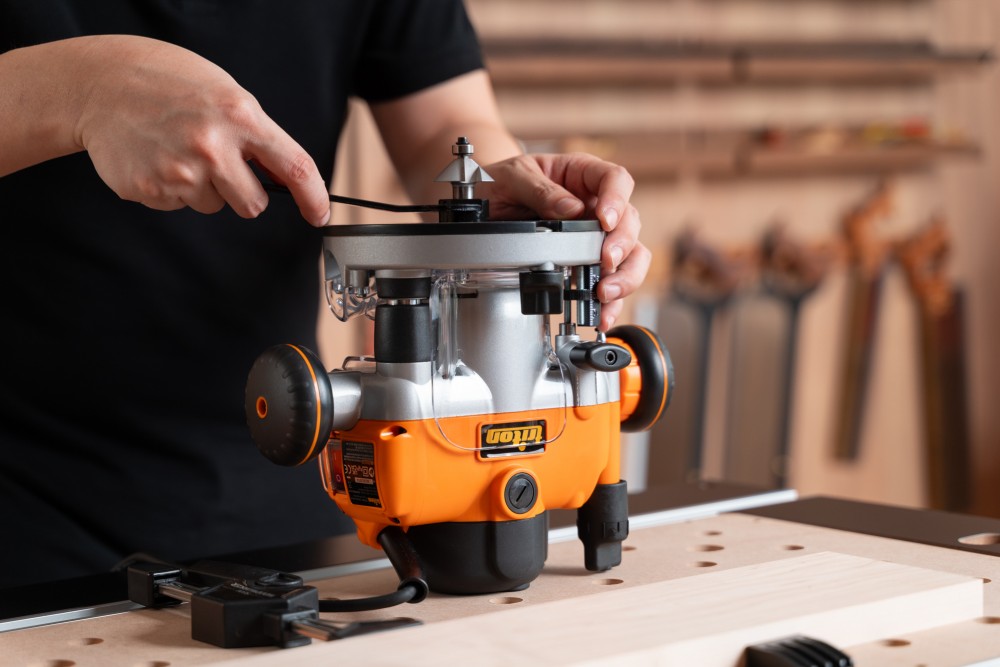 เครื่องเซาะร่องไม้ เร้าเตอร์ 2 แรงม้า Triton 1400W Dual Mode Plunge Router
