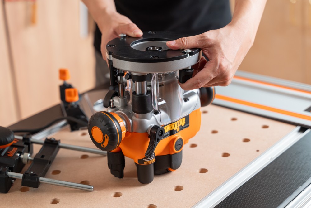 เครื่องเซาะร่องไม้ เร้าเตอร์ 2 แรงม้า Triton 1400W Dual Mode Plunge Router