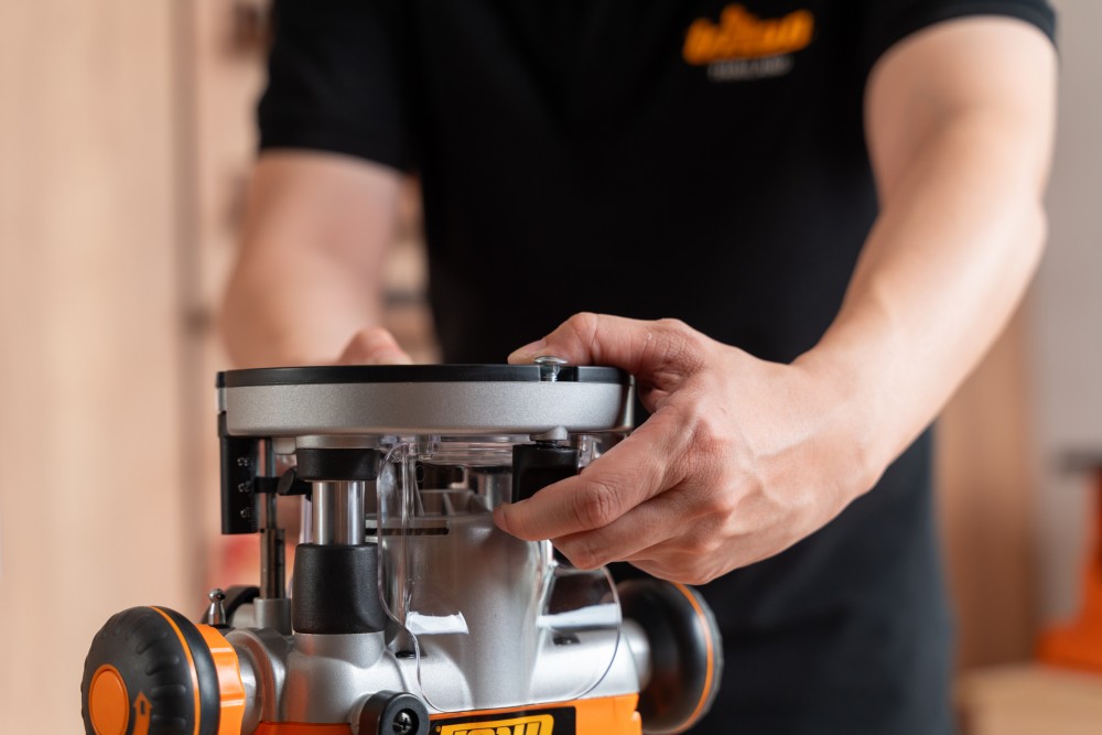 เครื่องเซาะร่องไม้ เร้าเตอร์ 2 แรงม้า Triton 1400W Dual Mode Plunge Router