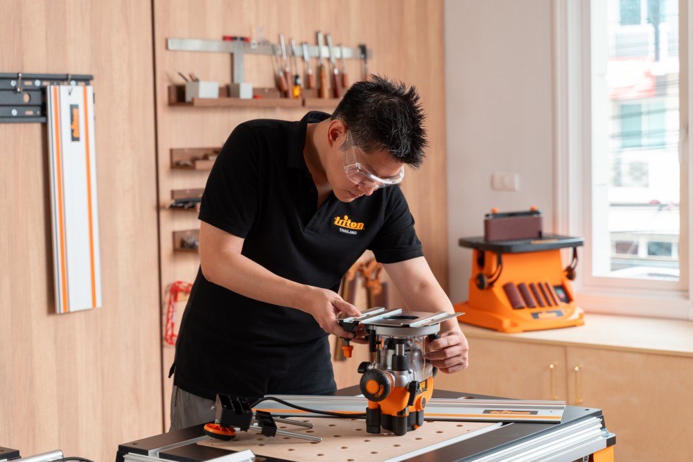 เครื่องเซาะร่องไม้ เร้าเตอร์ 2 แรงม้า Triton 1400W Dual Mode Plunge Router