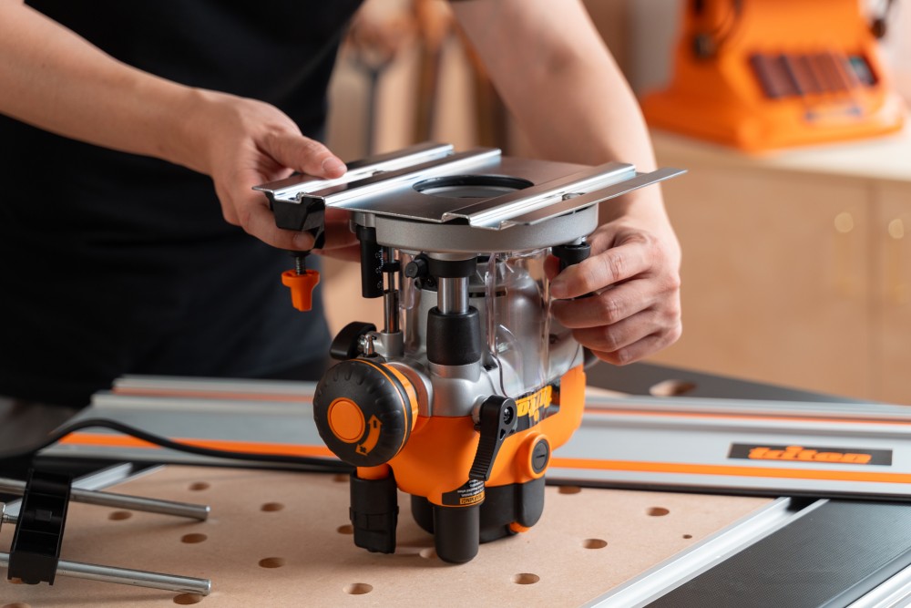 เครื่องเซาะร่องไม้ เร้าเตอร์ 2 แรงม้า Triton 1400W Dual Mode Plunge Router