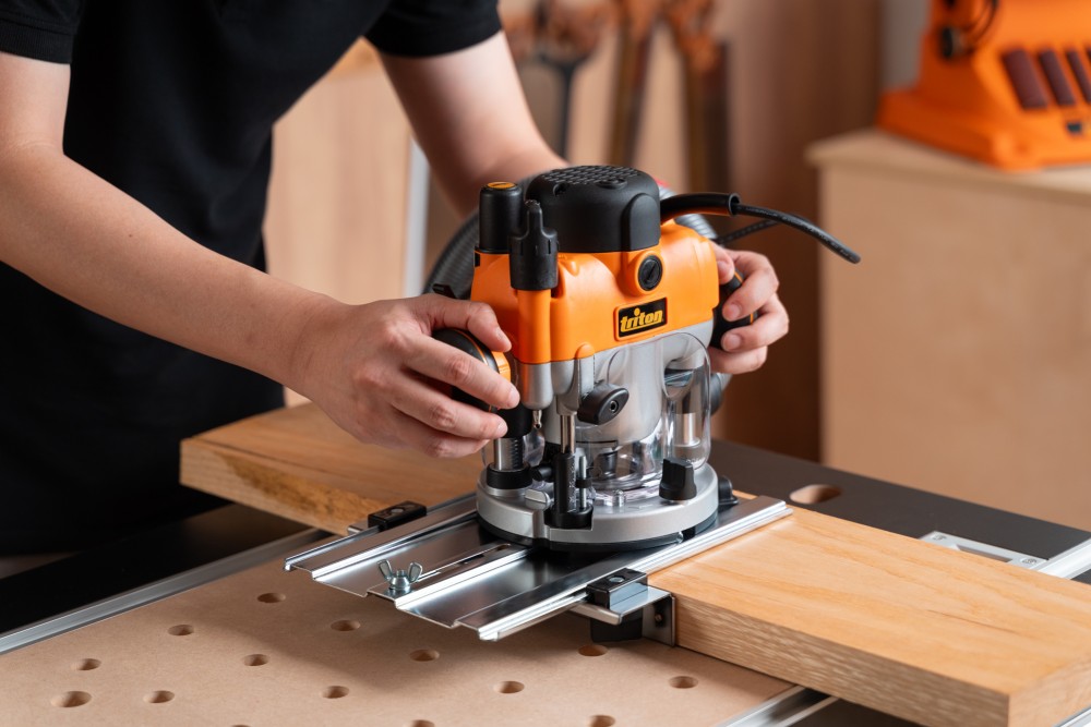 เครื่องเซาะร่องไม้ เร้าเตอร์ 2 แรงม้า Triton 1400W Dual Mode Plunge Router