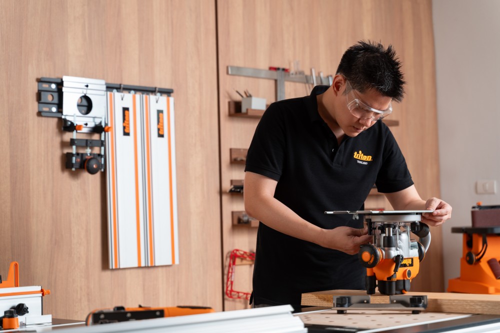 เครื่องเซาะร่องไม้ เร้าเตอร์ 2 แรงม้า Triton 1400W Dual Mode Plunge Router