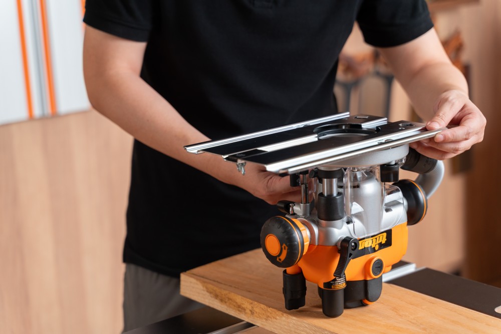 เครื่องเซาะร่องไม้ เร้าเตอร์ 2 แรงม้า Triton 1400W Dual Mode Plunge Router