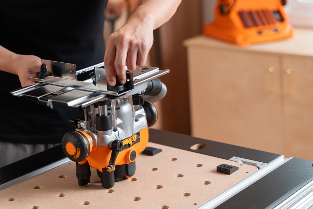 เครื่องเซาะร่องไม้ เร้าเตอร์ 2 แรงม้า Triton 1400W Dual Mode Plunge Router