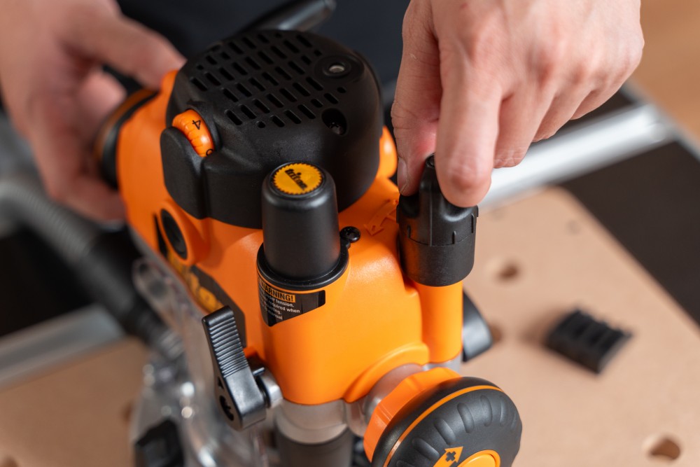 เครื่องเซาะร่องไม้ เร้าเตอร์ 2 แรงม้า Triton 1400W Dual Mode Plunge Router