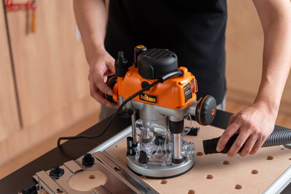 เครื่องเซาะร่องไม้ เร้าเตอร์ 2 แรงม้า Triton 1400W Dual Mode Plunge Router