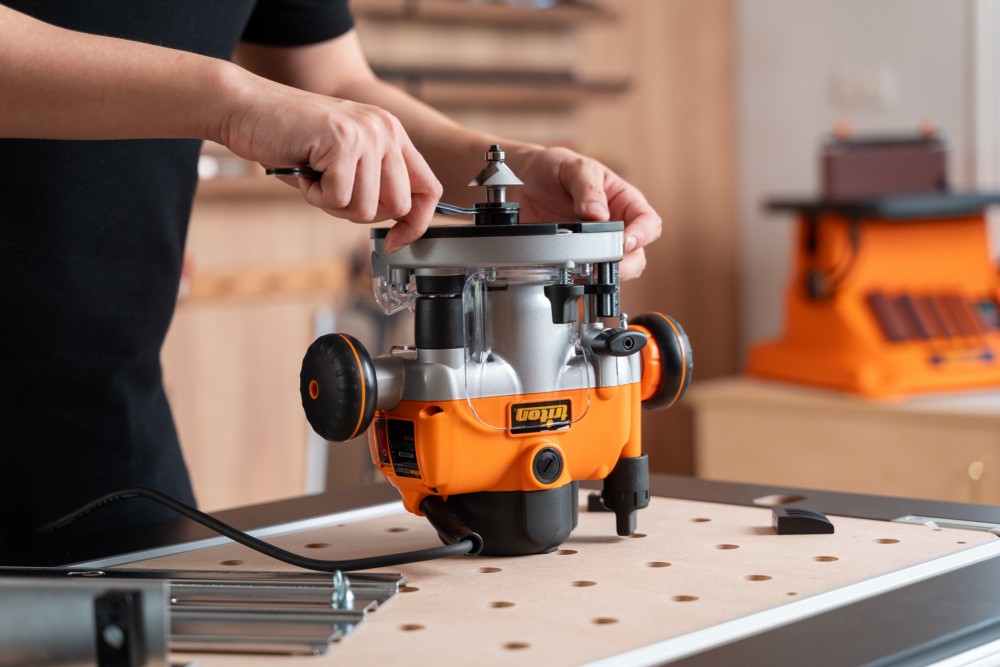 เครื่องเซาะร่องไม้ เร้าเตอร์ 2 แรงม้า Triton 1400W Dual Mode Plunge Router