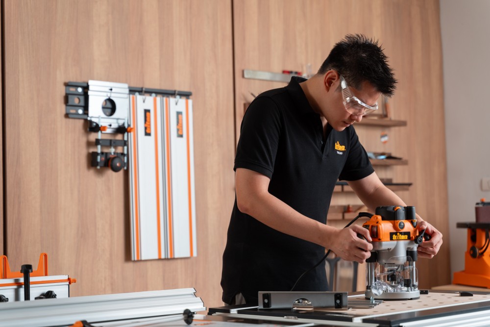 เครื่องเซาะร่องไม้ เร้าเตอร์ 2 แรงม้า Triton 1400W Dual Mode Plunge Router