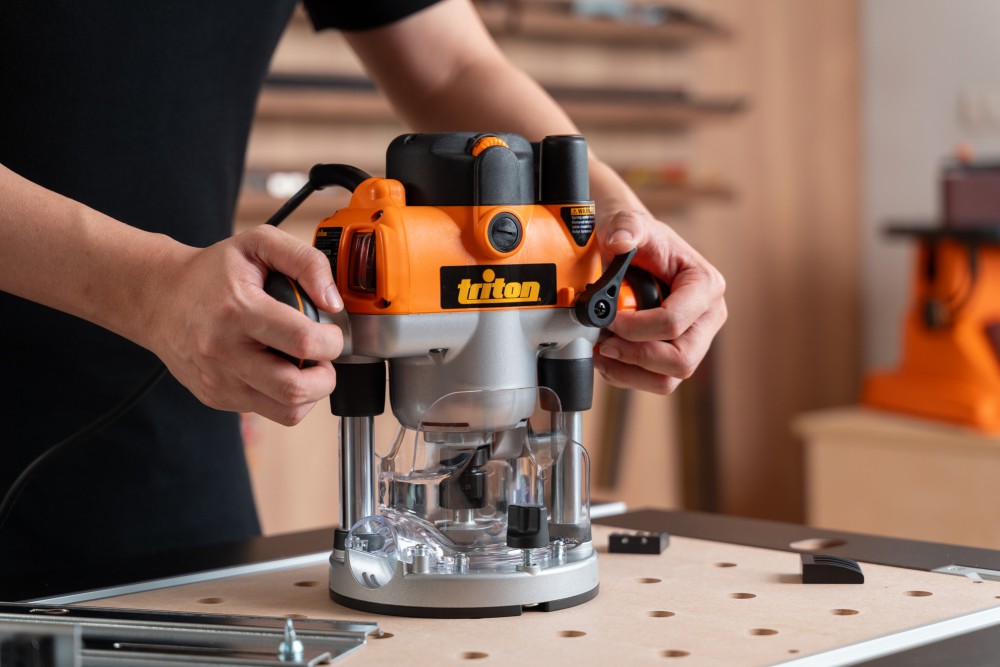 เครื่องเซาะร่องไม้ เร้าเตอร์ 2 แรงม้า Triton 1400W Dual Mode Plunge Router