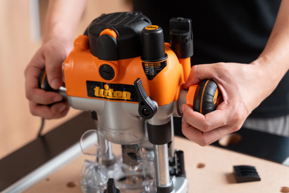 เครื่องเซาะร่องไม้ เร้าเตอร์ 2 แรงม้า Triton 1400W Dual Mode Plunge Router