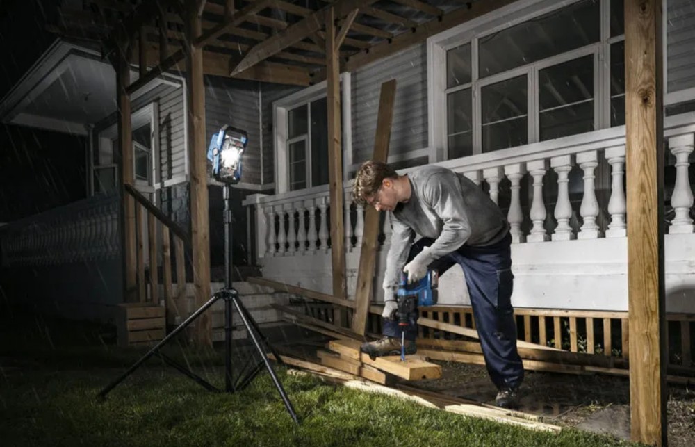 ไฟส่องสว่างไร้สาย BOSCH GLI18V 3000 Professional ความสว่างสูงสุด 3000 ลูเมน  ตัวเปล่า 