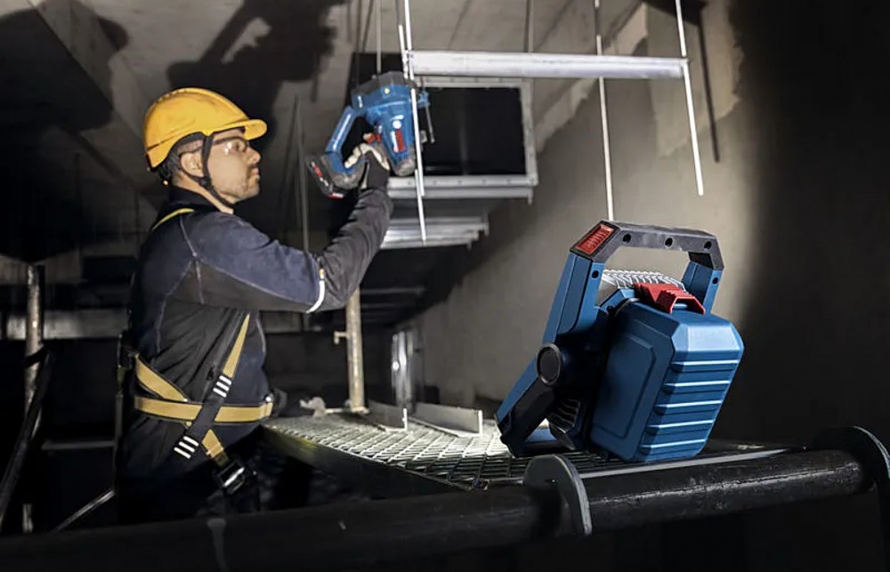 ไฟส่องสว่างไร้สาย BOSCH GLI18V 3000 Professional ความสว่างสูงสุด 3000 ลูเมน  ตัวเปล่า 