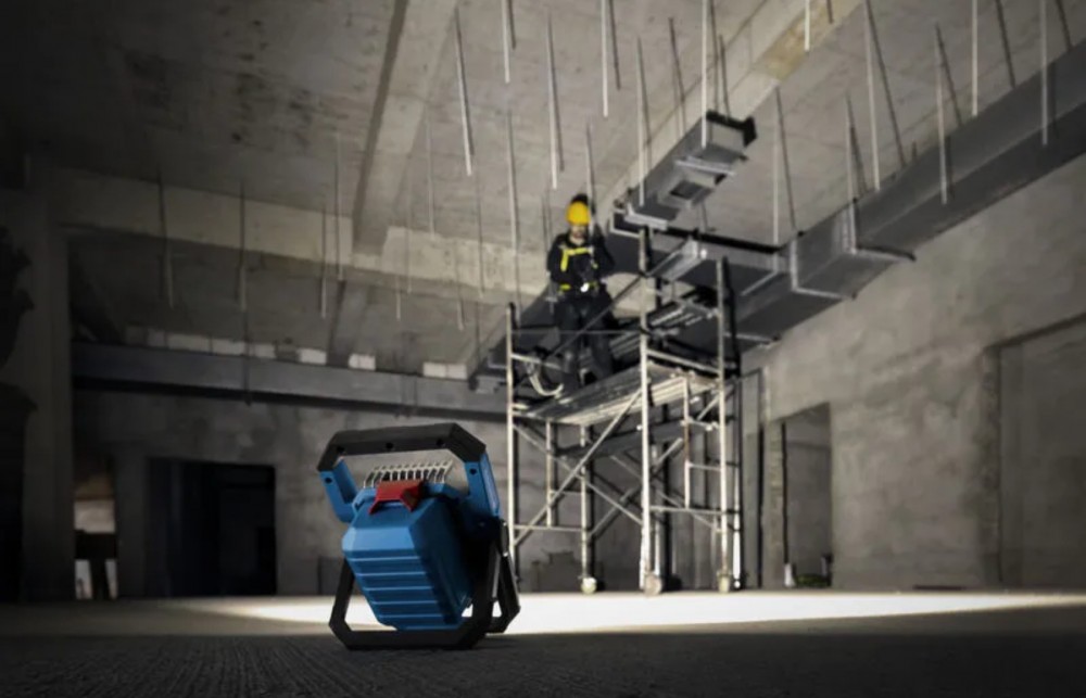 ไฟส่องสว่างไร้สาย BOSCH GLI18V 3000 Professional ความสว่างสูงสุด 3000 ลูเมน  ตัวเปล่า 