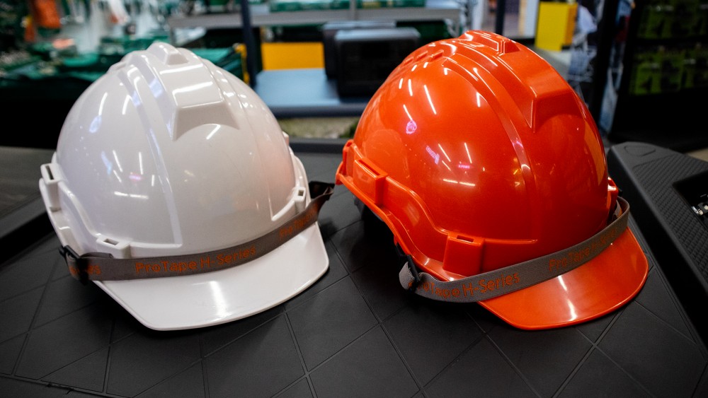 วัสดุของ หมวกนิรภัย ABS vs HDPE เลือกแบบไหนให้คุ้มค่า วัสดุของ หมวกนิรภัย ABS vs HDPE เลือกแบบไหนให้คุ้มค่า