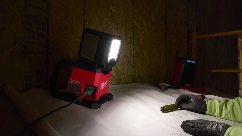 ไฟส่องพื้นที่ ไร้สาย Milwaukee M18 MDTL-0 APJ Multi-Directional Task Light 18V. ความสว่างสูงสุด 4,500 ลูเมน (ตัวเปล่า)