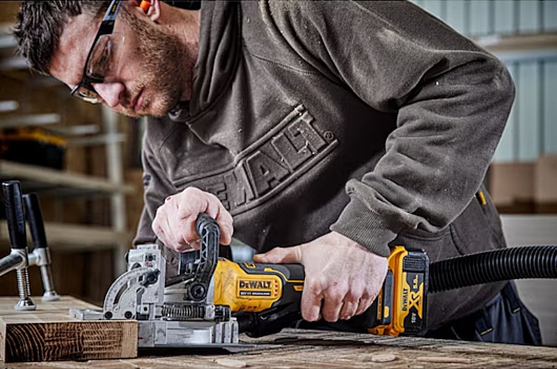 เครื่องเซาะร่องไร้สาย DEWALT DCW682N-XJ 18V XR Brushless Motor (ตัวเปล่า)