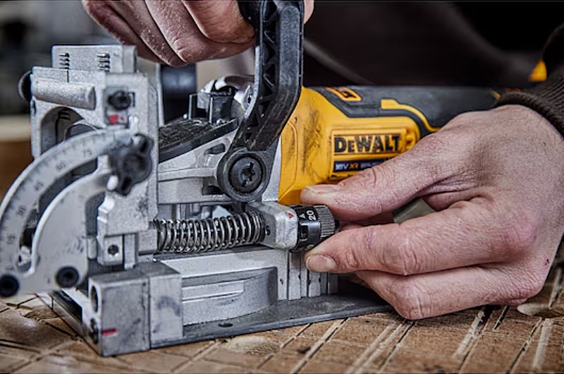 เครื่องเซาะร่องไร้สาย DEWALT DCW682N-XJ 18V XR Brushless Motor (ตัวเปล่า)