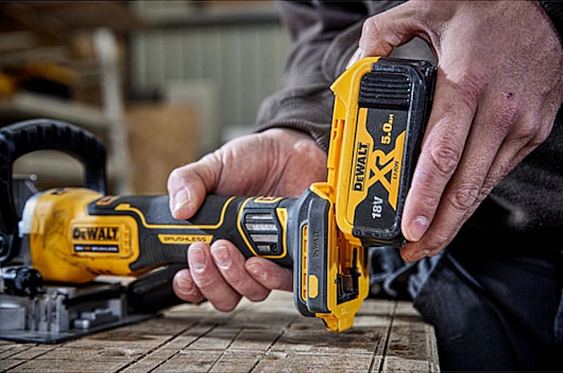 เครื่องเซาะร่องไร้สาย DEWALT DCW682N-XJ 18V XR Brushless Motor (ตัวเปล่า)