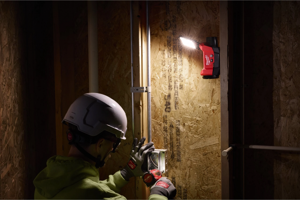 ไฟส่องพื้นที่ ไร้สาย MILWAUKEE M12 ALIP 0 ใช้งานร่วมกับ PACKOUT™ ความสว่างสูงสุด 1200 ลูเมน