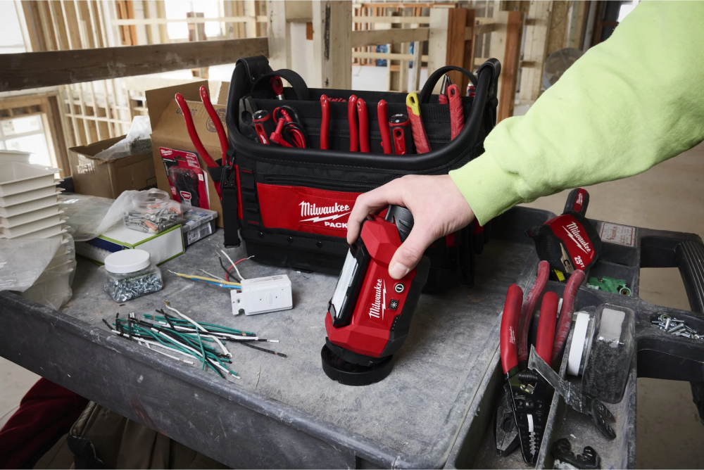 ไฟส่องพื้นที่ ไร้สาย MILWAUKEE M12 ALIP 0 ใช้งานร่วมกับ PACKOUT™ ความสว่างสูงสุด 1200 ลูเมน
