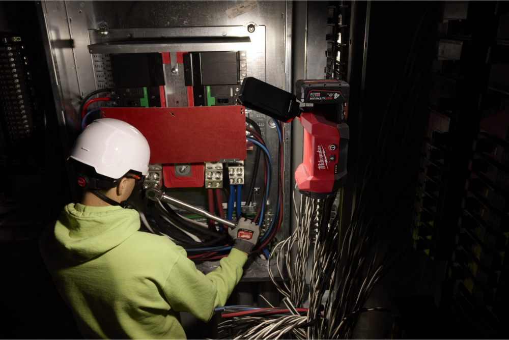 ไฟส่องพื้นที่ ไร้สาย MILWAUKEE M12 ALIP 0 ใช้งานร่วมกับ PACKOUT™ ความสว่างสูงสุด 1200 ลูเมน