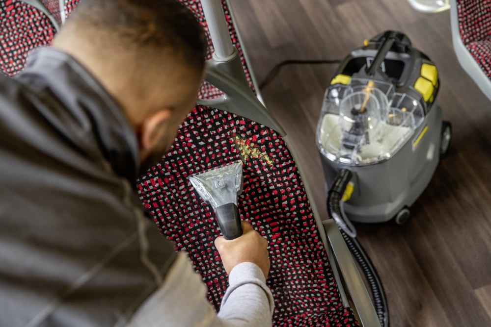 เครื่องซักพรม แบบดูดกลับ Karcher Puzzi 8/1 แรงดันไฟฟ้า 220 - 240 โวลต์ 1.100-240.0