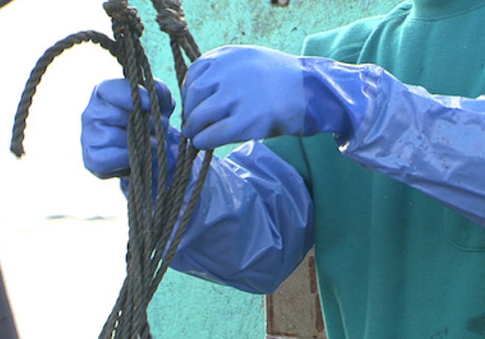 ถุงมือไวนิล พร้อมปลอกแขนยาว SHOWA GLOVES NO695 Thick gloves with arm covers Size M
