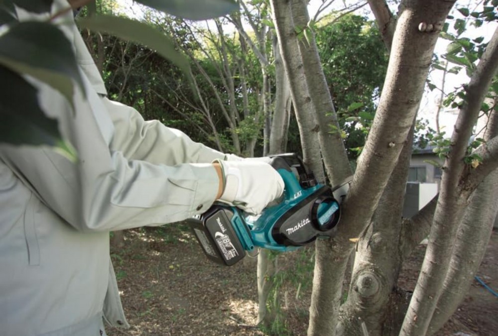 เลื่อยโซ่ แบตเตอรี่ ไร้สาย MAKITA รุ่น DUC122 (เฉพาะตัวเครื่อง)