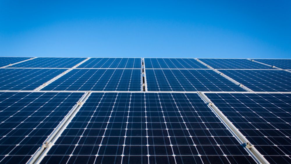 แบตเตอรี่โซลาร์เซลล์ จำเป็นจริงหรือ เจาะลึกความสำคัญในระบบ Ongrid Offgrid Hybrid