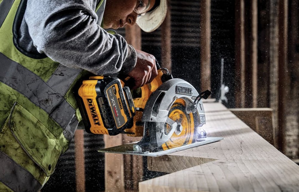 เลื่อยวงเดือนไร้สาย DEWALT DCS573N B1 20VMax ขนาด 7 1 4 นิ้ว