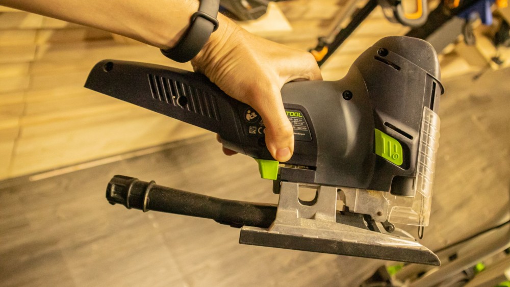เลื่อยฉลุ เลื่อยจิ๊กซอว์ไร้สาย แบบ Barrel Grip กับ D Handle ต่างกันยังไง