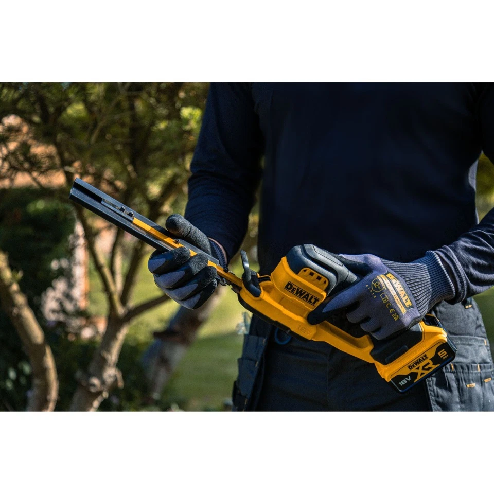 เครื่องตัดแต่งพุ่มไร้สาย DEWALT DCMHT520N B1 ขนาด 200 มม  20V  ตัวเปล่า 