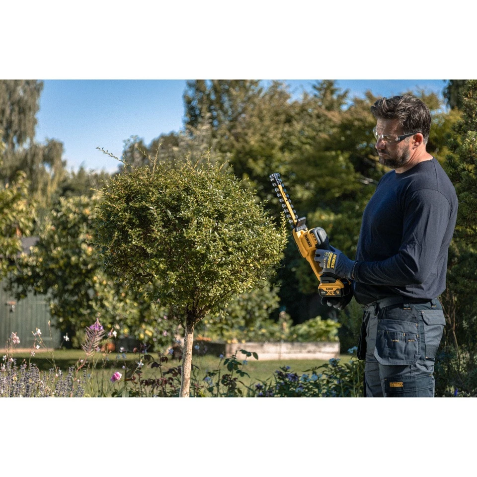 เครื่องตัดแต่งพุ่มไร้สาย DEWALT DCMHT520N B1 ขนาด 200 มม  20V  ตัวเปล่า 