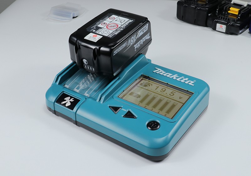 เครื่องทดสอบแบตเตอรี่ Makita BTC04 Portable Battery Checker for Battery 18V
