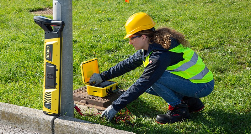 เครื่องสแกนสายไฟใต้ดิน LEICA DD300 Connect Utility Locator Solution