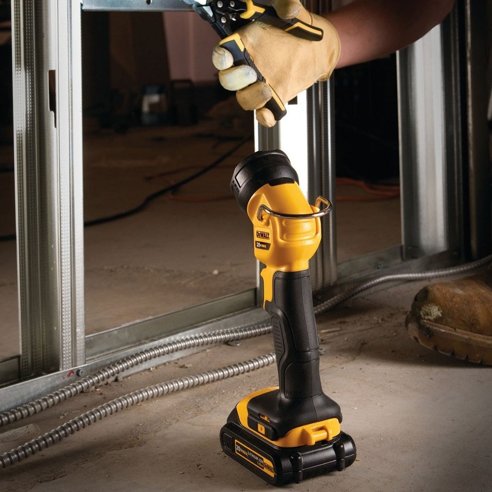 ไฟฉาย LED DEWALT DCL040 XJ LED Pivot Light 18V  20V Max  ความสว่าง 140 ลูเมน  ตัวเปล่า 