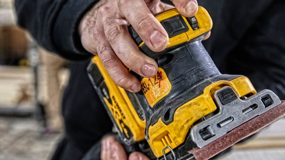 เครื่องขัดกระดาษทราย ไร้สาย DEWALT DCW200N-XJ 20V Max ขนาด 1/4 แผ่น (ตัวเปล่า)