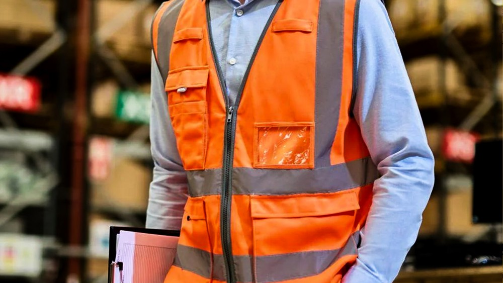 เสื้อสะท้อนแสง ตัวใหญ่ไปหรือพอดีตัว แบบไหนปลอดภัยกว่ากัน เสื้อสะท้อนแสง ตัวใหญ่ไปหรือพอดีตัว แบบไหนปลอดภัยกว่ากัน