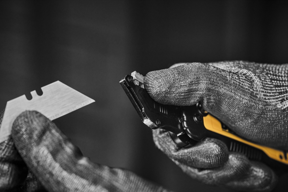 มีดพับอเนกประสงค์ DEWALT DWHT10992 แบบมีช่องเก็บใบ  รุ่น 3 0 