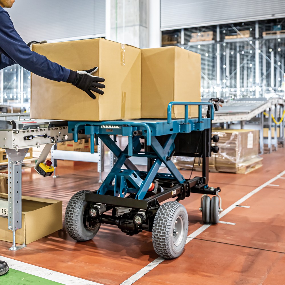 รถเข็นแบตเตอรี่ 4 ล้อ MAKITA DCU601Z 18V LXT® Wheelbarrow with an electric lift (ตัวเปล่า)