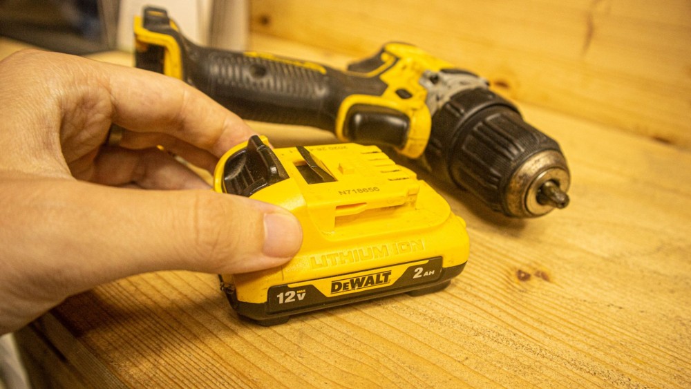 งานเบา งานไว ต้องแบตเล็ก แบตเตอรี่ DeWalt 12V ดีกว่าที่หลายคนคิด