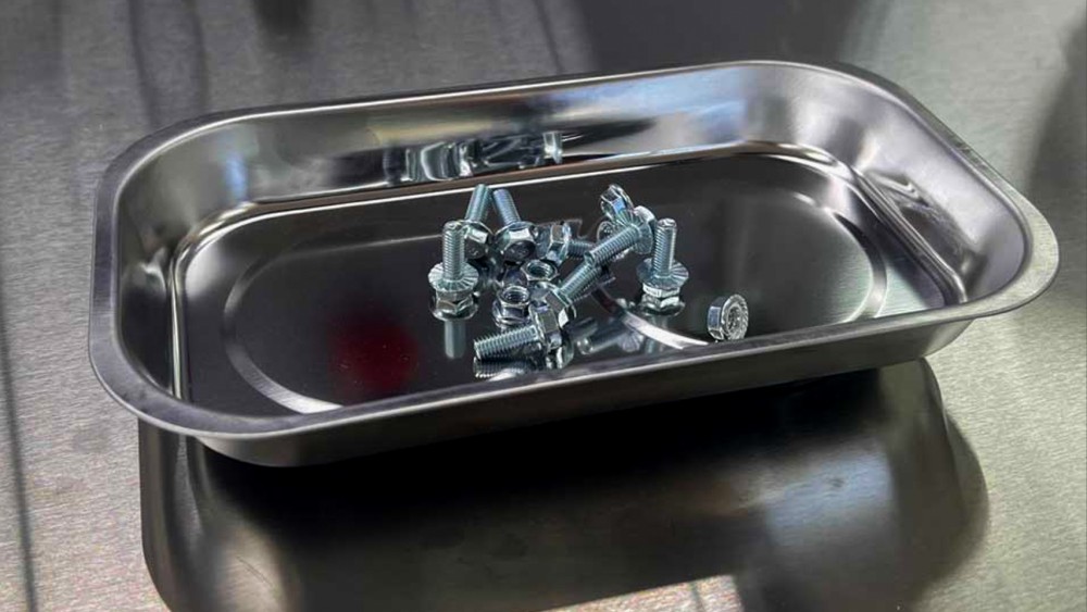 ทำไมช่างถึงเลือกใช้ ถาดเหล็ก มากกว่าถาดพลาสติก