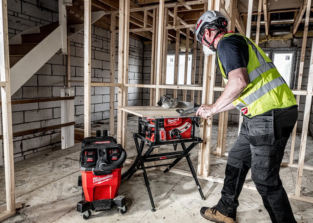 เครื่องดูดฝุ่น Milwaukee M18 FVC23L ไร้สายแบบดูดเปียก แห้ง  18V   เครื่องเปล่า
